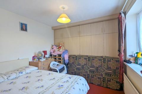 28 Grasmere Close, Feltham, TW14 9QW