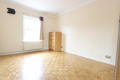 3 bedroom flat to rent, London Road, Enfield