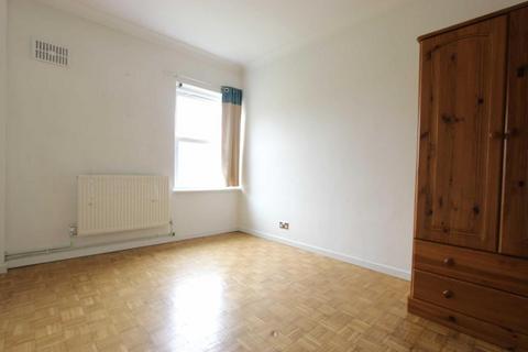 3 bedroom flat to rent, London Road, Enfield