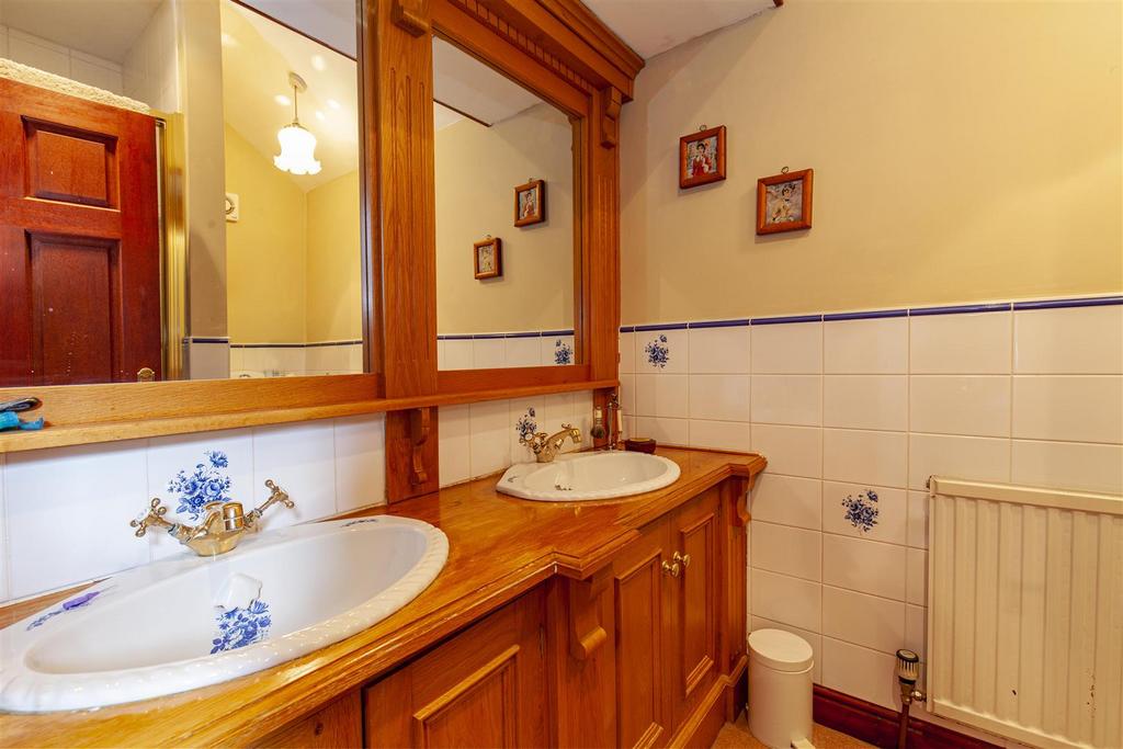 Bedroom 1 En Suite-1.jpg