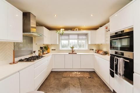 6 Ashborough Drive, Solihull, B91 3XN
