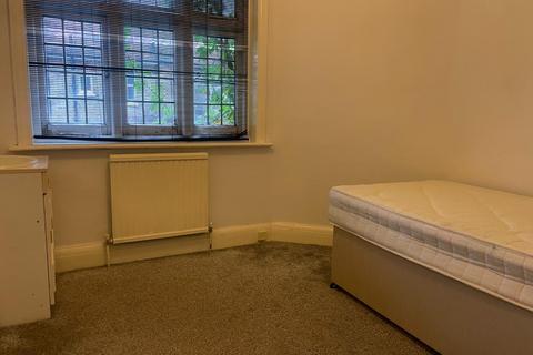 1 bedroom in a house share to rent, West Lodge Avenue, London