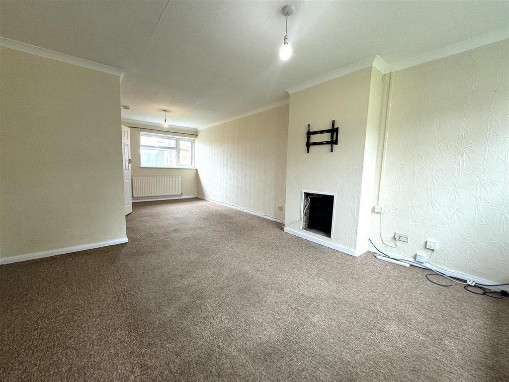 Swan Road, Hailsham BN27 3 bed terraced house to rent £1,150 pcm (£