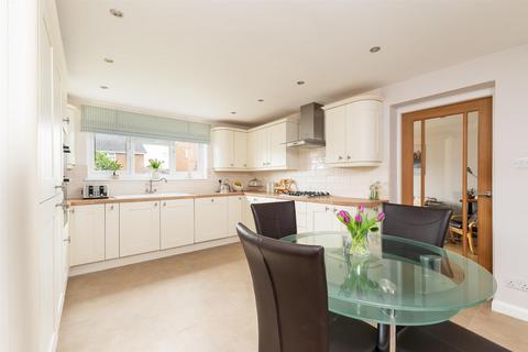 4 bedroom end of terrace house for sale, Kings Close, Otley LS21