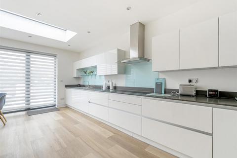 4 bedroom terraced house for sale, Melrose Avenue, London, NW2