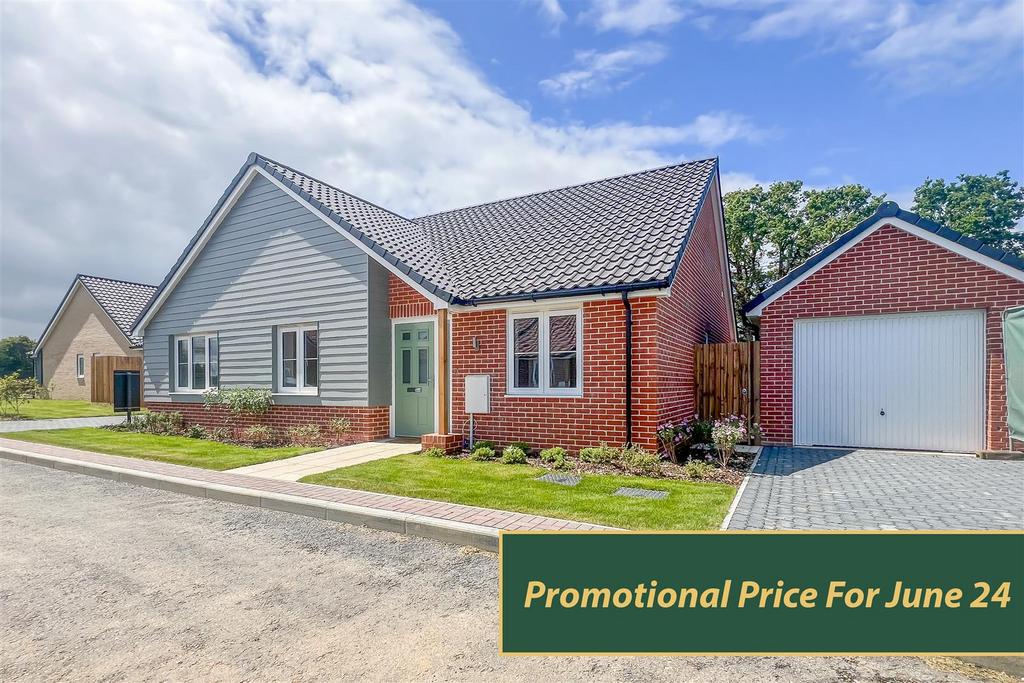 Thorpe Road, Little Clacton CO16 3 bed detached bungalow for sale £