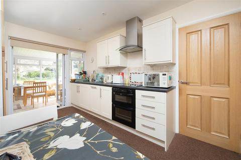 8 Springfield Close, Trowbridge, BA14 8TB