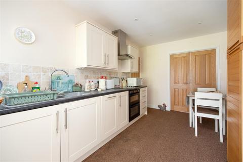 8 Springfield Close, Trowbridge, BA14 8TB