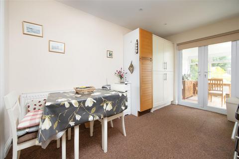 8 Springfield Close, Trowbridge, BA14 8TB