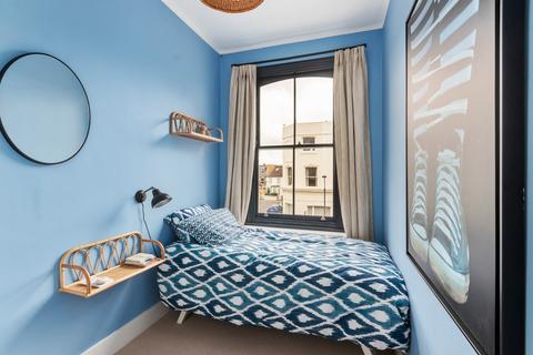 2 bedroom flat for sale, Brackenbury Road, Hammersmith W6