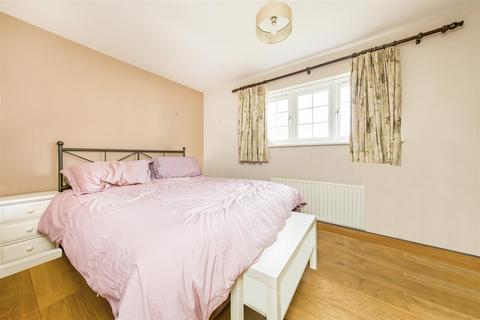 2 bedroom house to rent, Hunting Gate Mews, Twickenham