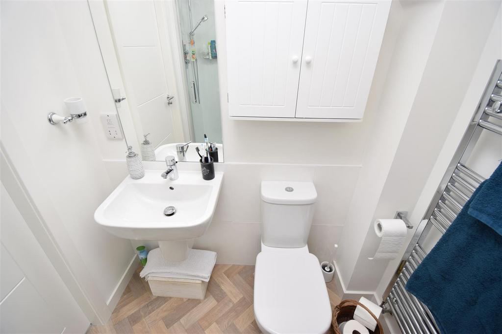 En suite shower room (2).jpg