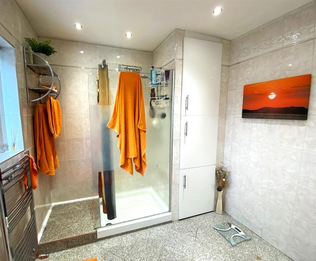 SHOWER ROOM.jpg