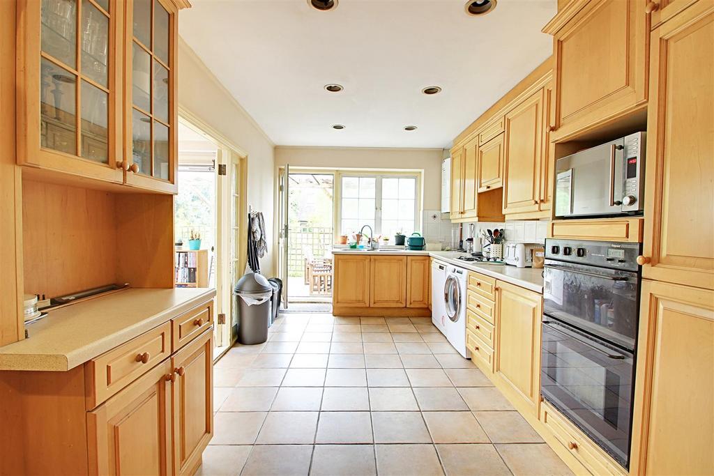 Kitchen 2.jpg