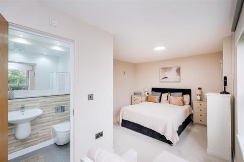 2 bedroom flat for sale, Pooley Court, Queen Mary Avenue, London
