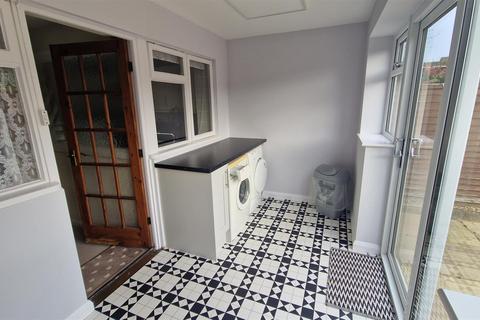 3 bedroom terraced house to rent, Beechings Way, Rainham, Gillingham