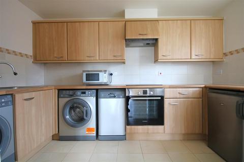 2 bedroom apartment for sale, Tobermory Close, Langley