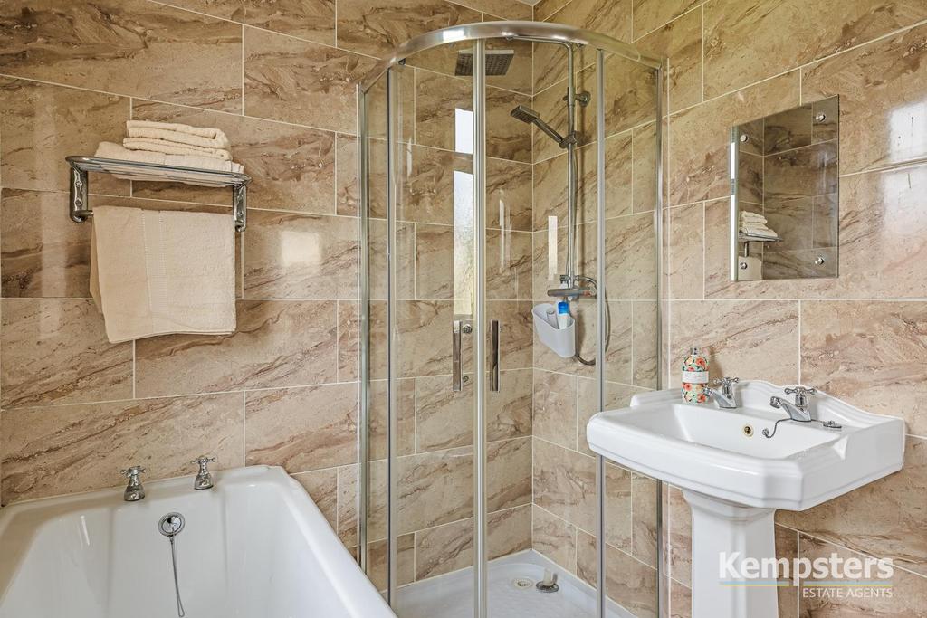 Bathroom 2nd.jpg
