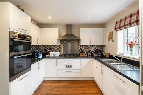 4 bedroom detached house for sale, Chalkfield Road, Horley