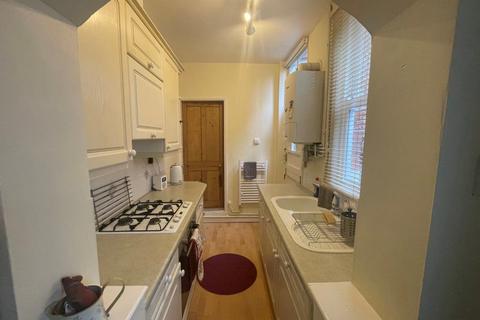 2 bedroom terraced house to rent, West Avenue, Leicester