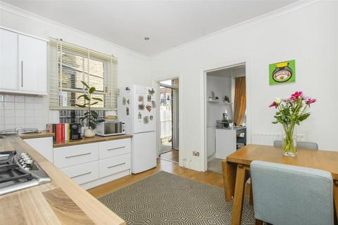 2 bedroom maisonette to rent, Kenley Road, St Margarets Village