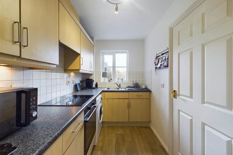 1 bedroom apartment for sale, WELL PROPORTIONED GROUND FLOOR EXECUTIVE APARTMENT OFFERED WITH NO UPPER CHAIN
