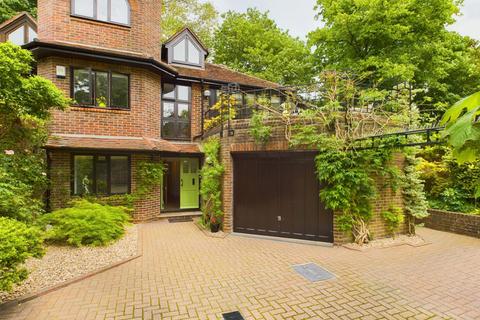 4 bedroom end of terrace house for sale, East Walls Close, Chichester, West Sussex