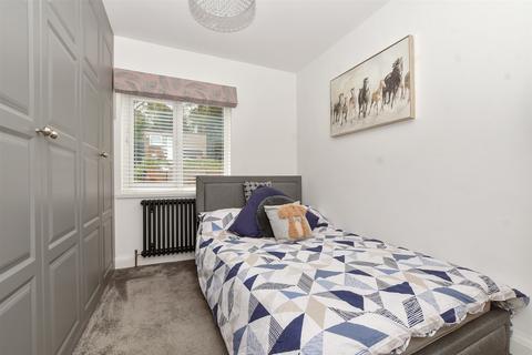 80 The Glade, Coulsdon, CR5 1SN