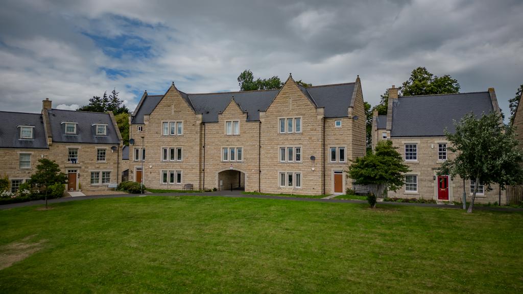 Hallgarth Close, Corbridge NE45 2 bed apartment to rent £895 pcm (£