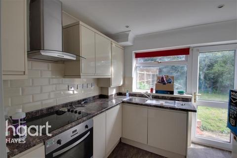 4 bedroom semi-detached house to rent, Hendon Way ,Stanwell TW19 7LH