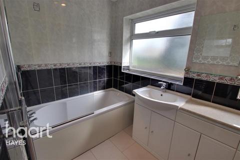 4 bedroom semi-detached house to rent, Hendon Way ,Stanwell TW19 7LH