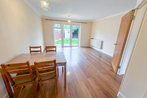 2 Pemberton Close, Stanwell, Staines, TW19 7QZ
