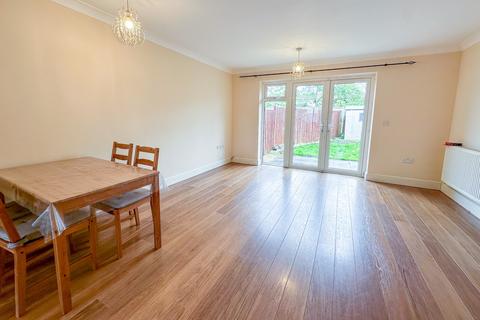 2 Pemberton Close, Stanwell, Staines, TW19 7QZ