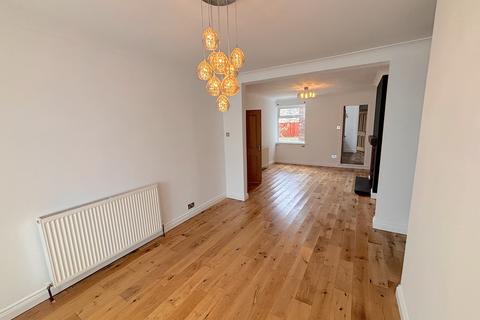 2 bedroom flat to rent, Ovington Grove, Newcastle upon Tyne NE5