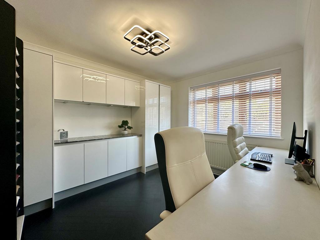Ground floor bedroom/study
