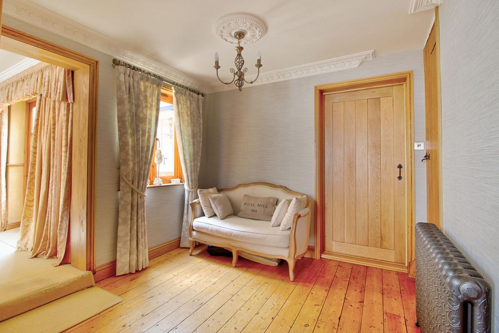 Snug, or potential breakfast room