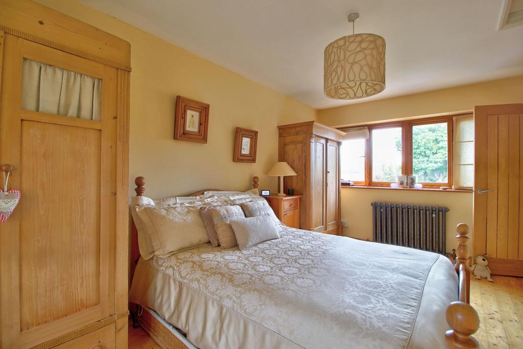 Double aspect bedroom for morning and afternoon su