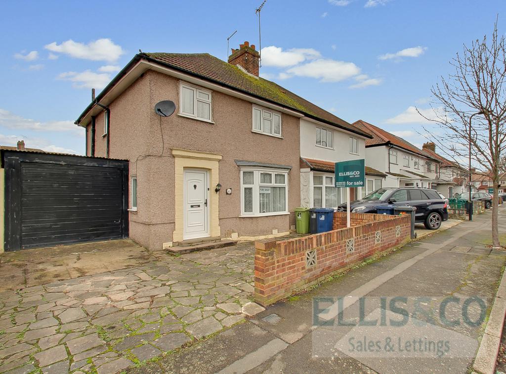 Betham Road Greenford Ub6 3 Bed Semi Detached House £600 000