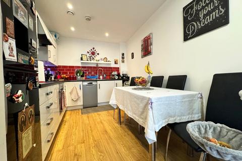 1 bedroom apartment for sale, Featherstone Road, Southall, Greater London, UB2