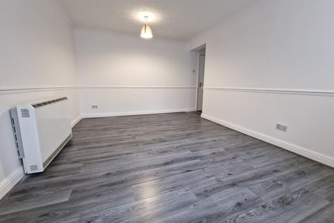 2 bedroom flat to rent, Euston Grove, Wirral CH43