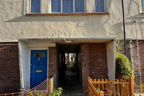 3 bedroom flat for sale, The Coppice, Yiewsley UB7
