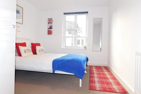 3 bedroom flat to rent, 130, Calton Road, Edinburgh, EH8 8JQ