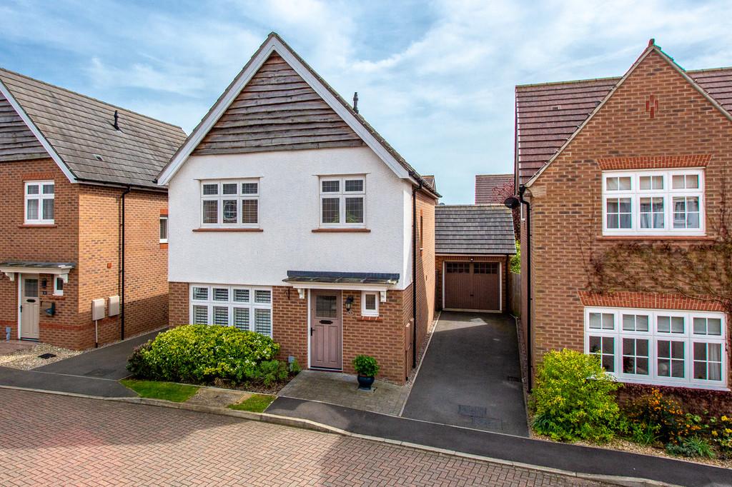 Barnard Close, Earls Barton NN6 3 bed detached house for sale £345,000