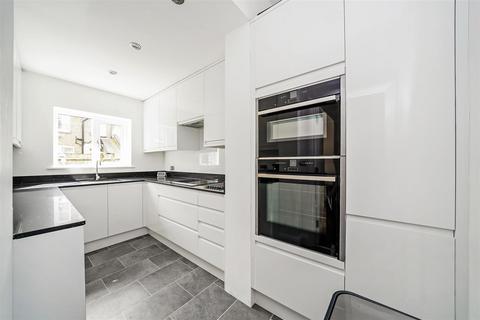 30 Hewitt Avenue, London, N22 6QD