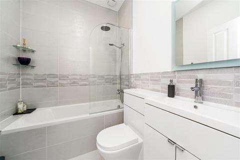 30 Hewitt Avenue, London, N22 6QD