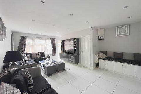 4 bedroom semi-detached house for sale, Triumph Close, Hayes UB3