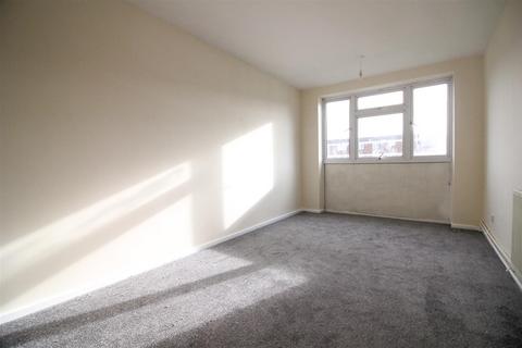 2 bedroom flat to rent, Eden Close, Slough