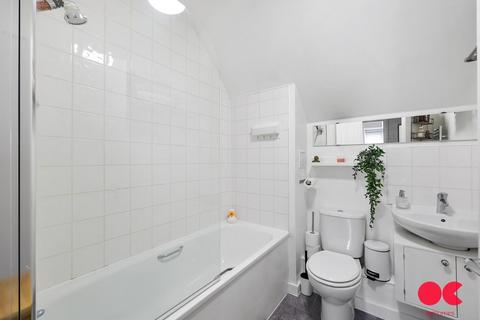 1 bedroom flat for sale, Ingrebourne Avenue, Romford RM3