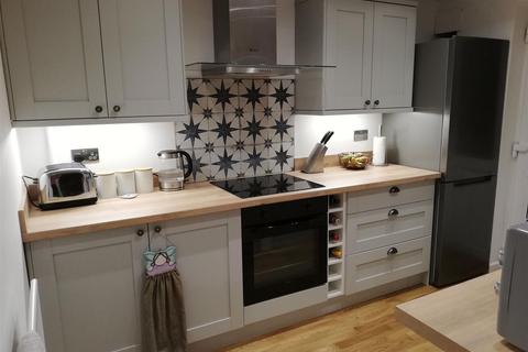 37 Windfield, Leatherhead, KT22 8UG