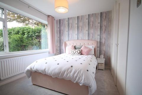 37 Windfield, Leatherhead, KT22 8UG